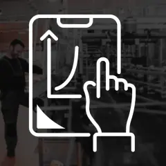 Wykres wzrostu na ekranie smartfona, symbolizujący kpi produkcja. Pracownik w tle obserwuje proces.
