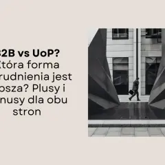 B2B czy UoP? Mężczyzna w garniturze idzie przez nowoczesną architekturę, symbolizując wybór formy zatrudnienia.