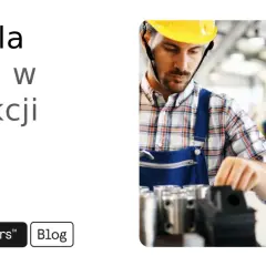 Pracownik w żółtym kasku i niebieskim kombinezonie sprawdza detale. Dział kontroli jakości w produkcji dba o każdy element.