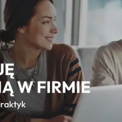 Trzy osoby dyskutują, jak poprawić komunikację w firmie. Na ekranie widoczny jest napis "Komunikacja wewnętrzna w firmie".