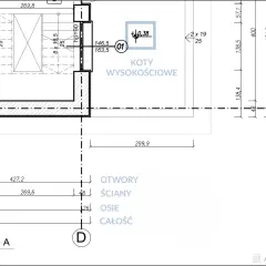 Fragment rysunku technicznego z wymiarami i oznaczeniami, pokazujący jak czytać rysunek techniczny. Widoczne są ściany, otwory, osie i koty wysokościowe.