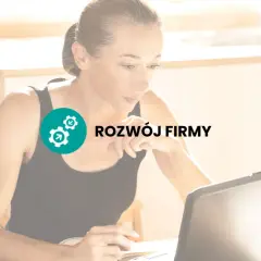 Kobieta pracuje przy laptopie, planując jak otworzyć własny biznes. Ikona symbolizuje rozwój firmy.