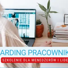 Onboarding pracownika: szkolenie dla menedżerów i liderów. Biurko z laptopem, roślinami i książkami.