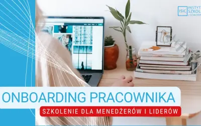 Onboarding pracownika: szkolenie dla menedżerów i liderów. Biurko z laptopem, roślinami i książkami.