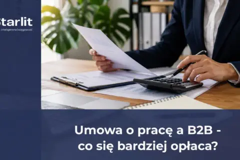Osoba analizuje dokumenty i korzysta z kalkulatora, porównując umowę o pracę z opcją B2B.