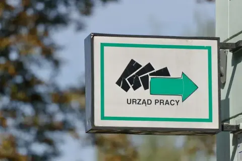 Znak "Urząd Pracy" z zieloną strzałką. Czy to miejsce pomoże odpowiedzieć na pytanie, ile wynosi bezrobocie w Polsce?