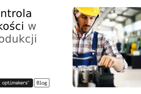 Pracownik w żółtym kasku i niebieskim kombinezonie sprawdza detale. Dział kontroli jakości w produkcji dba o każdy element.