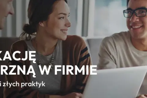 Trzy osoby dyskutują, jak poprawić komunikację w firmie. Na ekranie widoczny jest napis "Komunikacja wewnętrzna w firmie".