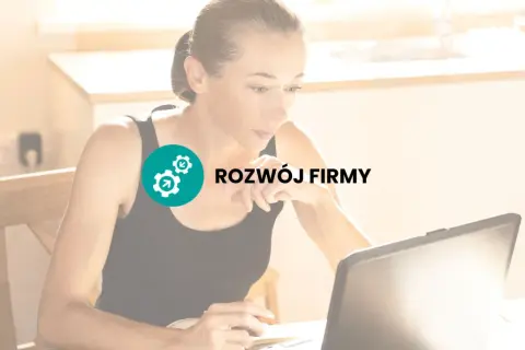 Kobieta pracuje przy laptopie, planując jak otworzyć własny biznes. Ikona symbolizuje rozwój firmy.