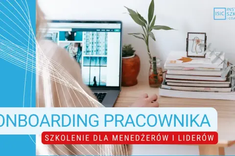 Onboarding pracownika: szkolenie dla menedżerów i liderów. Biurko z laptopem, roślinami i książkami.