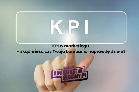 Palec wskazuje na przycisk z napisem "KPI". Czy wiesz, co to KPI w marketingu i jak mierzyć sukces kampanii?