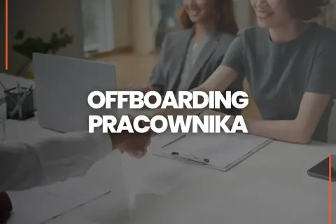 Uścisk dłoni podczas offboardingu pracownika. Dwie kobiety patrzą na siebie z uśmiechem.