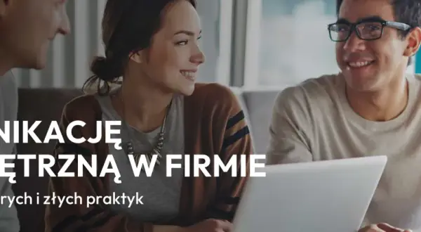 Trzy osoby dyskutują, jak poprawić komunikację w firmie. Na ekranie widoczny jest napis "Komunikacja wewnętrzna w firmie".