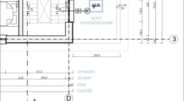 Fragment rysunku technicznego z wymiarami i oznaczeniami, pokazujący jak czytać rysunek techniczny. Widoczne są ściany, otwory, osie i koty wysokościowe.