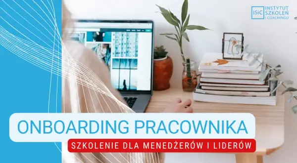 Onboarding pracownika: szkolenie dla menedżerów i liderów. Biurko z laptopem, roślinami i książkami.