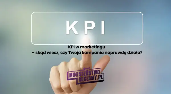 Palec wskazuje na przycisk z napisem "KPI". Czy wiesz, co to KPI w marketingu i jak mierzyć sukces kampanii?