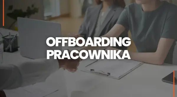 Uścisk dłoni podczas offboardingu pracownika. Dwie kobiety patrzą na siebie z uśmiechem.