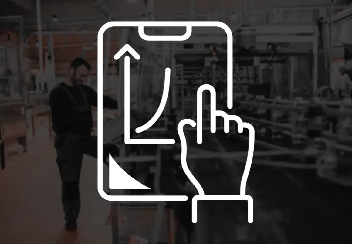 Wykres wzrostu na ekranie smartfona, symbolizujący kpi produkcja. Pracownik w tle obserwuje proces.