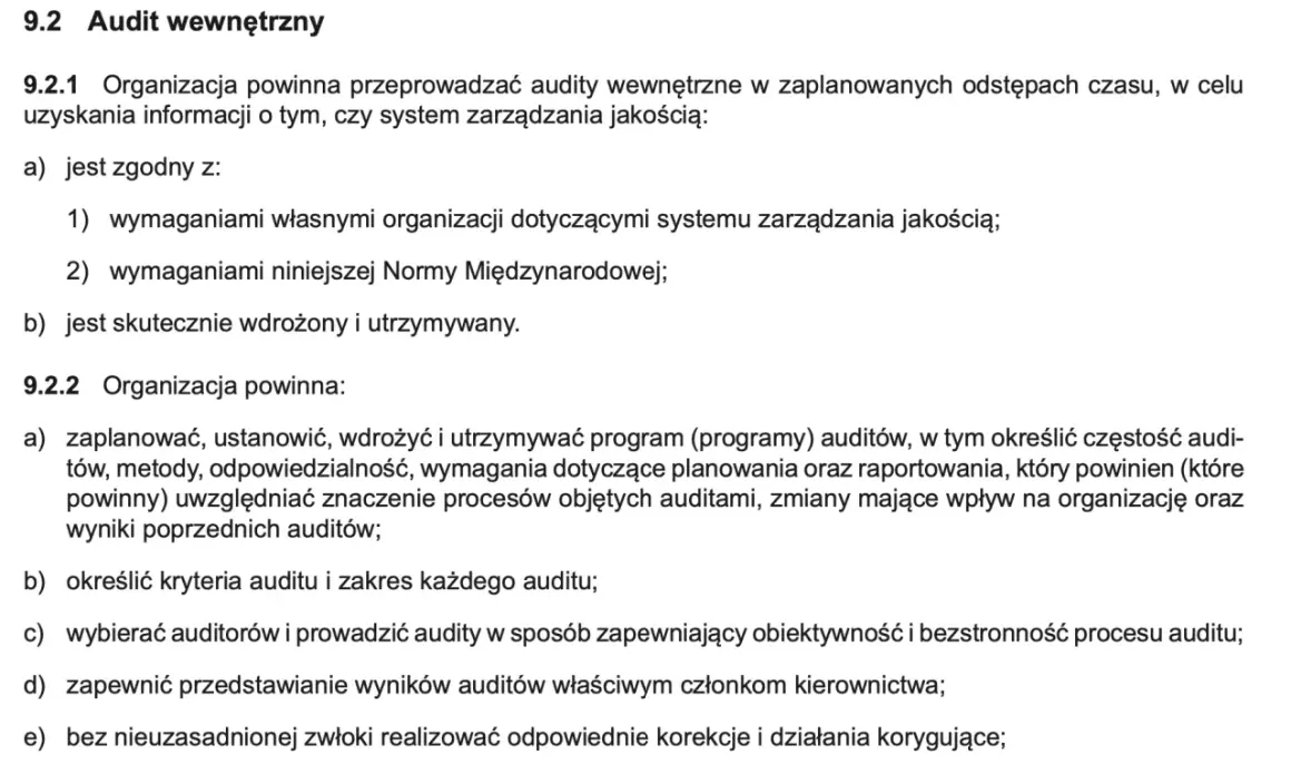 Przykładowe pytania audytowe dotyczące zgodności systemu zarządzania jakością z normami i jego skuteczności.
