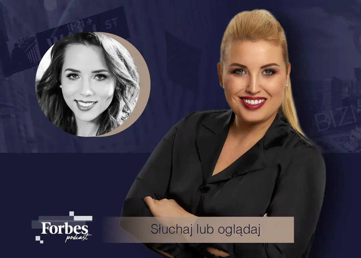Dwie kobiety omawiają zarobki na danym stanowisku. Jedna z nich jest w okręgu, druga uśmiecha się na pierwszym planie.