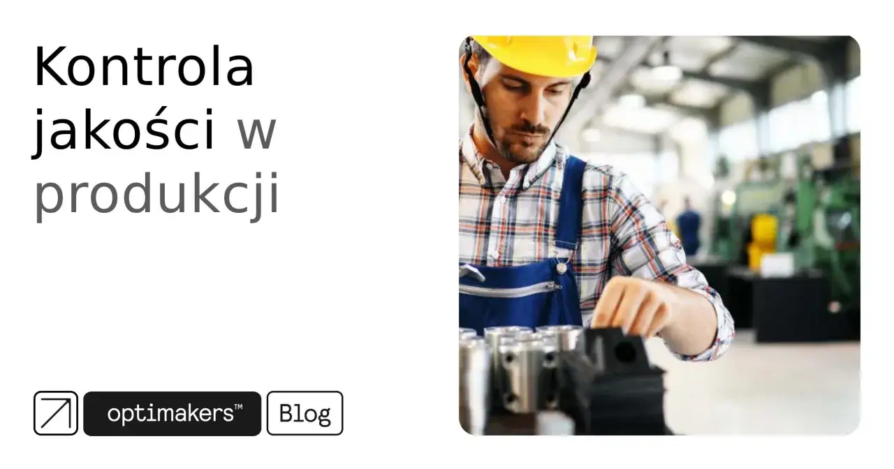 Pracownik w żółtym kasku i niebieskim kombinezonie wykonuje kontrolę jakości elementów metalowych w hali produkcyjnej.