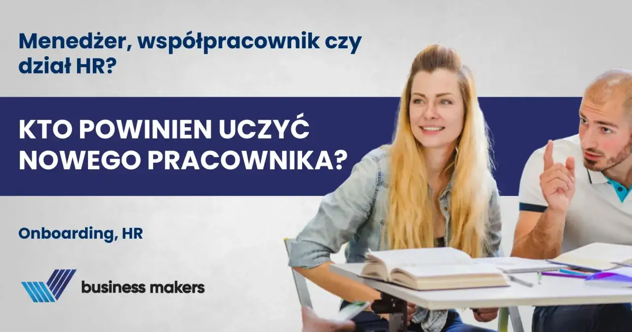 Szkolenie nowego pracownika przez współpracownika. Młoda kobieta i mężczyzna omawiają materiały.