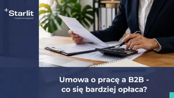 Osoba analizuje dokumenty i korzysta z kalkulatora, porównując umowę o pracę z opcją B2B.