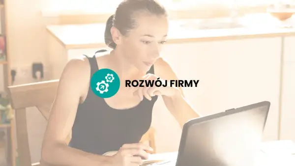 Kobieta pracuje przy laptopie, planując jak otworzyć własny biznes. Ikona symbolizuje rozwój firmy.