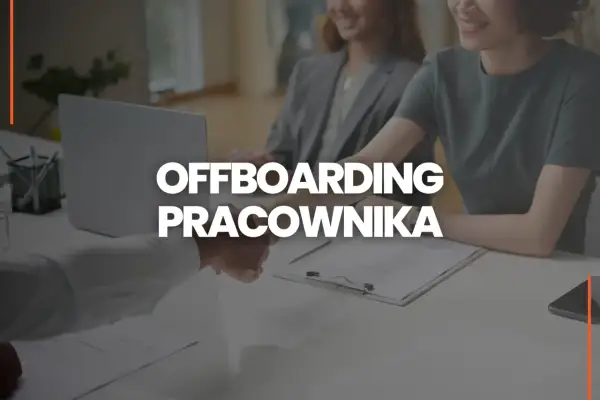 Uścisk dłoni podczas offboardingu pracownika. Dwie kobiety patrzą na siebie z uśmiechem.